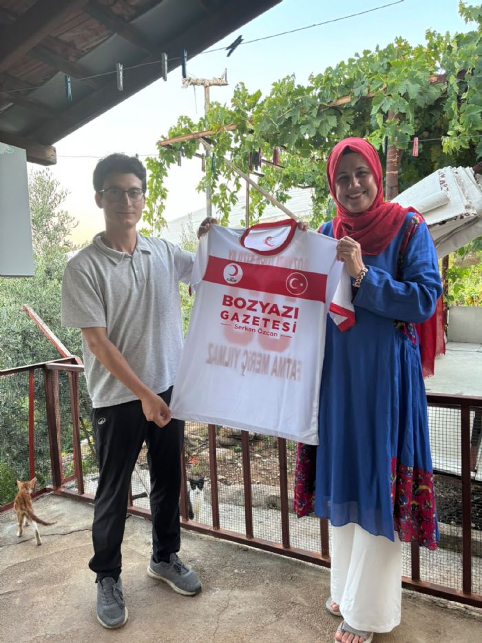 Bozyaz� Gazetesi Sponsorlu�undaki Forma, T�rk K�z�lay Genel Ba�kan� Prof. Dr. Fatma Meri� Y�lmaz�a T