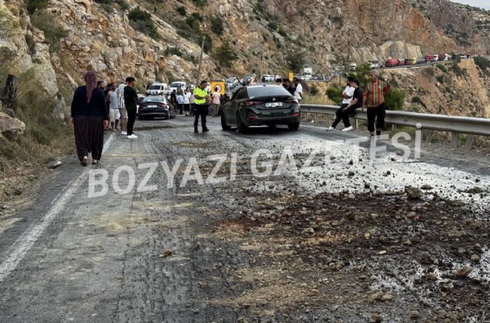 Bozyaz�-Ayd�nc�k yolunda zincirleme kaza: Yola akan mazot faciaya neden oluyordu