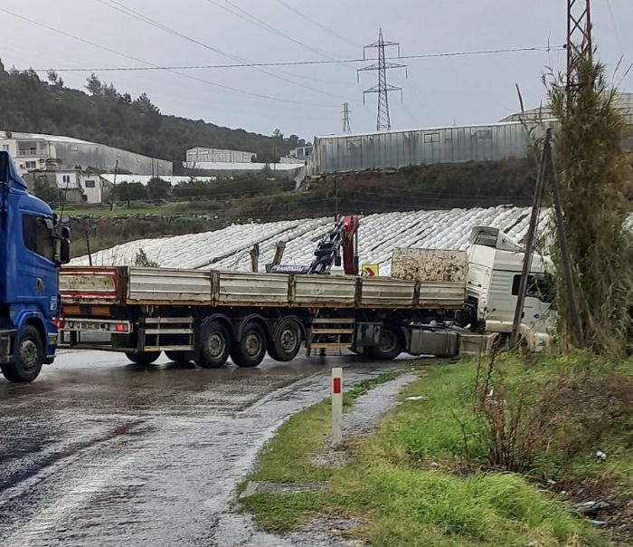 Bozyaz��da TIR Kazas�: D-400 Karayolu K�sa S�reli�ine Trafi�e Kapand�
