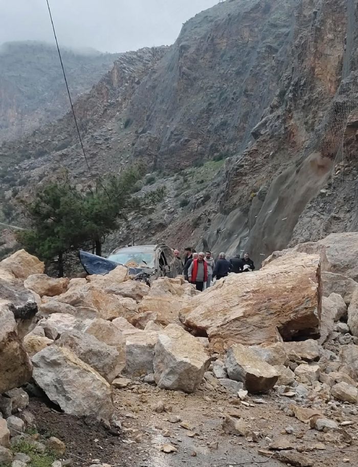 Mersin-Antalya karayolunda heyelan: Yol trafi�e kapand�, 1 yaral�