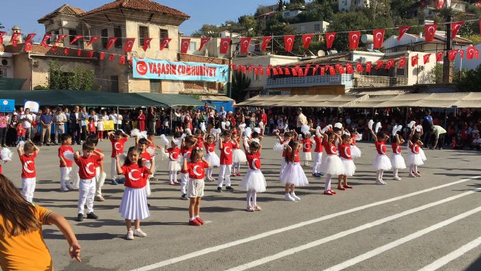 Bozyazda Cumhuriyetin 100. yl cokuyla kutland