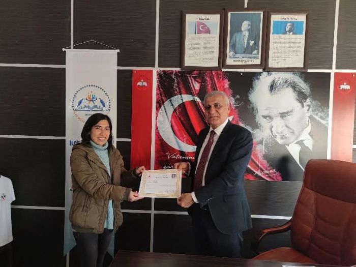 Bozyaz Kaymakam Tuncay Topsakalolu, retmenleri stn Baar Belgesi le dllendirdi